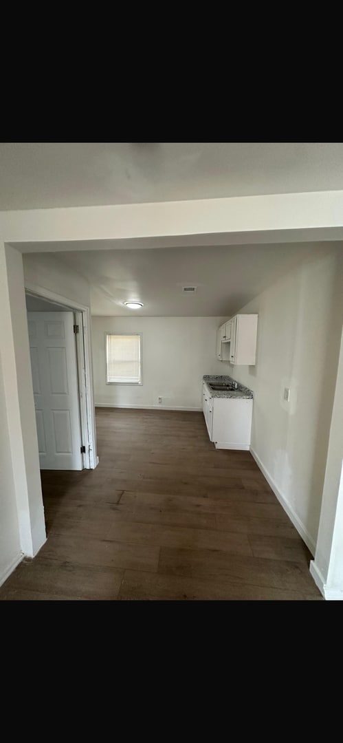 Building Photo - This is a 4 bedroom 1 bathroom house it has a spacious living room and full kitchen that comes wi...