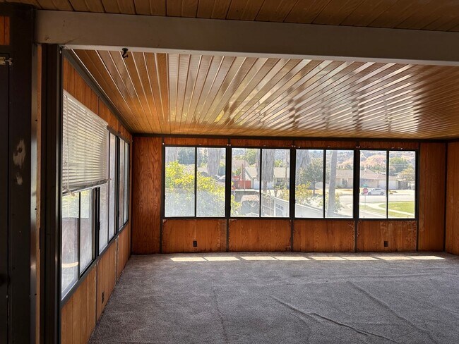 Building Photo - Beautiful 5 bed 3 bath, 2 car Garage & Pool, Near Snell & Calero