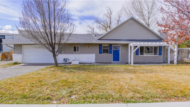 Building Photo - FURNISHED MONTH TO MONTH with 20x30 Storage!