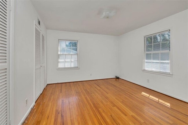 Building Photo - 150 Fairway Oaks Dr