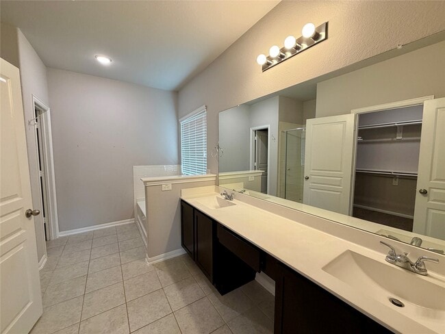 Building Photo - 18665 Legend Oaks Dr