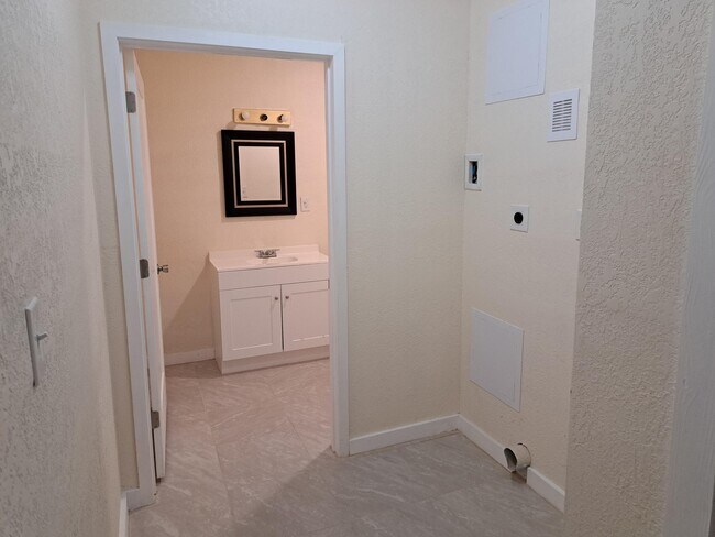 Building Photo - 1306 Iowa Ave