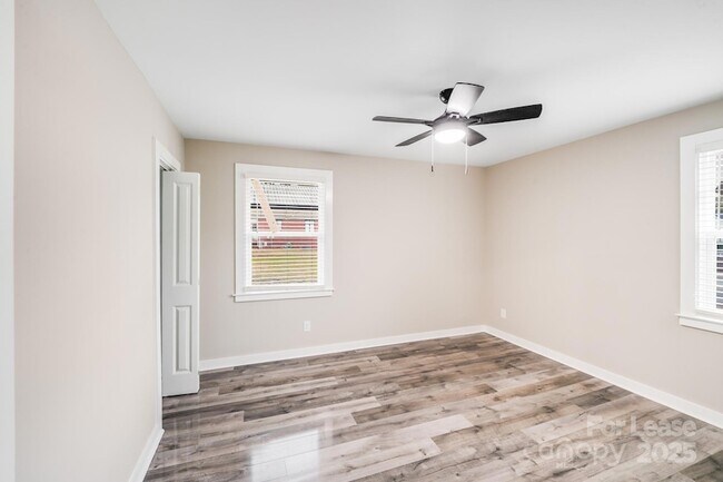 Building Photo - 2301 Shamrock Dr