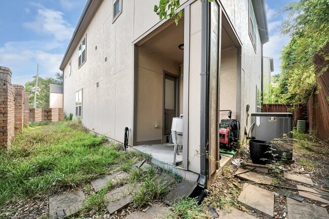 Building Photo - 11045 Upland Forest Dr