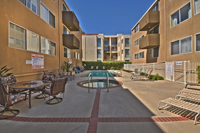 Building Photo - Luxurious 1+bdr, 1bath condo in prime Sher...