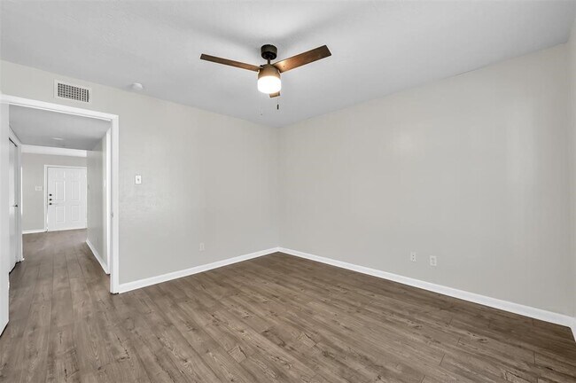 Building Photo - 900 Holly Dr