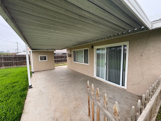 Building Photo - Spacious SE Tulare Home Near Shopping Cent...