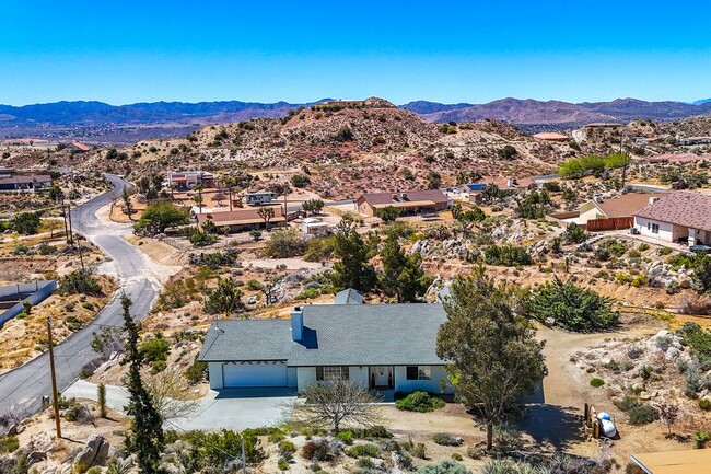 Building Photo - Western Hills Estate home/ 3 bedroom/ 2 ba...