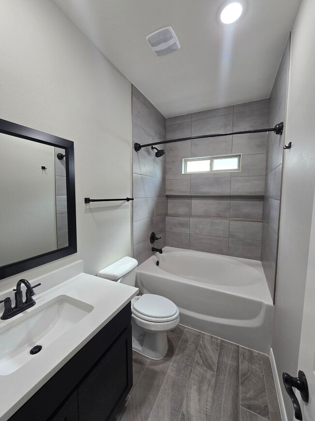 Building Photo - LUXURIOUS EASTSIDE HOME FOR RENT