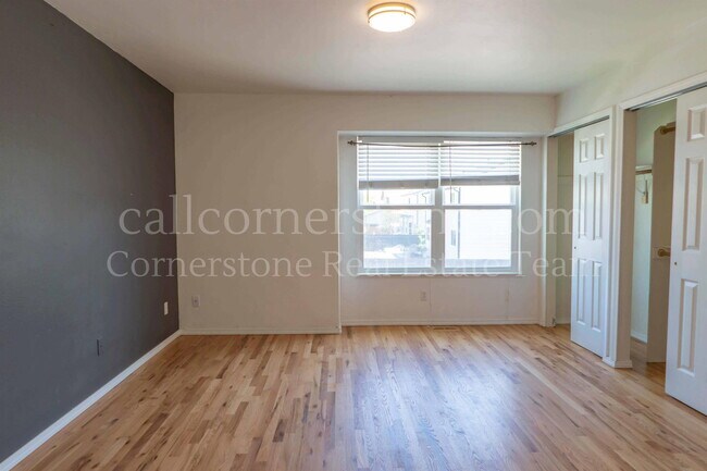 Building Photo - 743 Descendant Dr