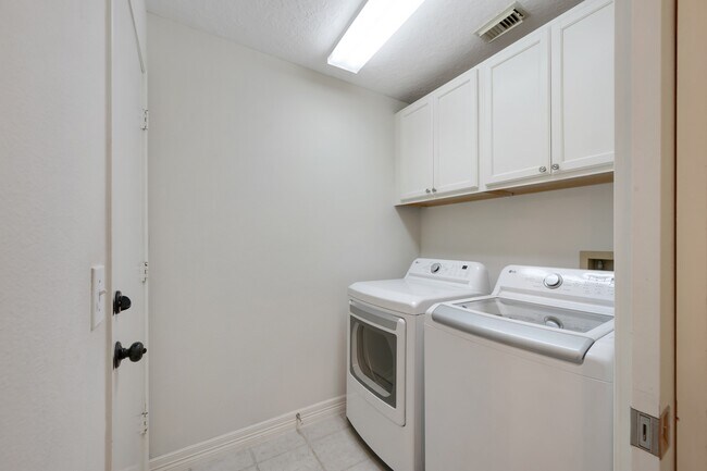 Building Photo - 8910 Driftstone Dr