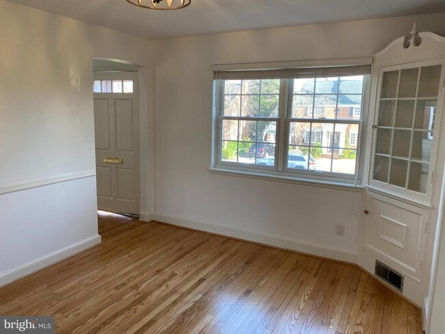 Building Photo - 716 N Overlook Dr