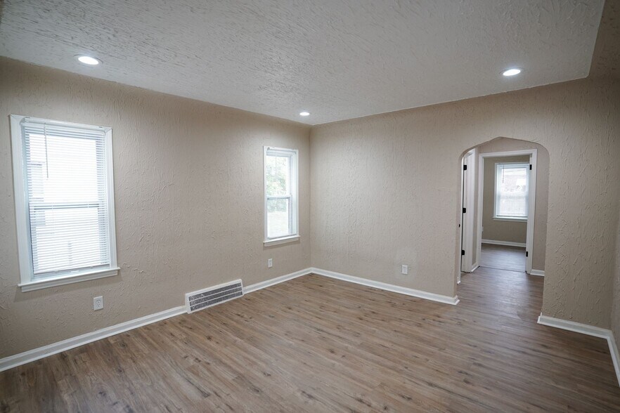 Building Photo - This beautifully updated 2-bedroom, 1-bath...