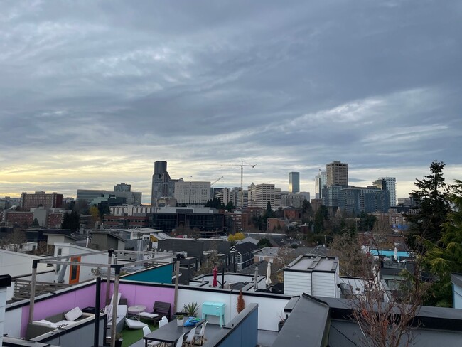 Building Photo - Beautiful Cap Hill 3 bed 2 bath View Townh...