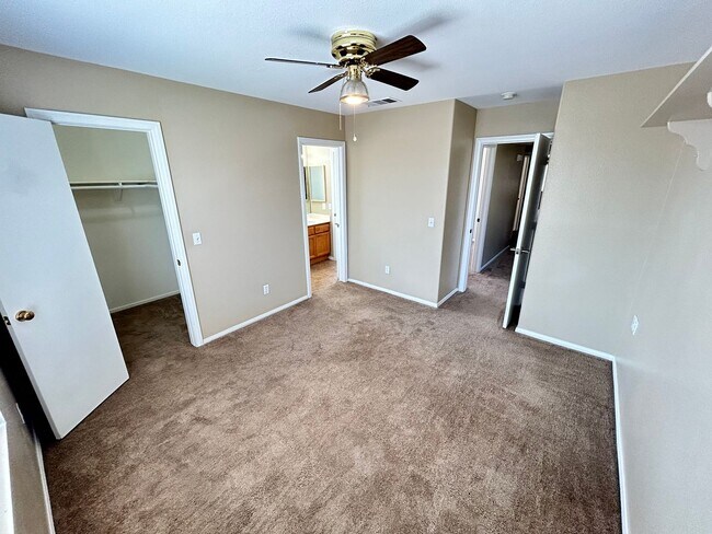 Building Photo - Gorgeous 4-bedroom home with a pool!