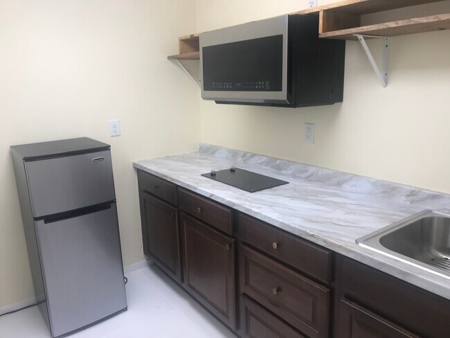 Kitchenette - 415 Lilac Ct