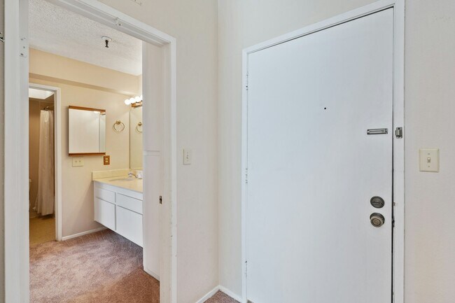 Building Photo - 565 Esplanade