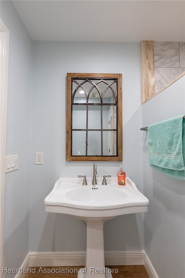 Building Photo - 102 Squirrel Point