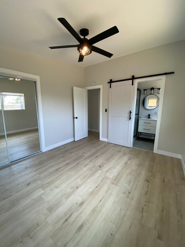 Building Photo - Renovated Beach house just a few blocks fr...