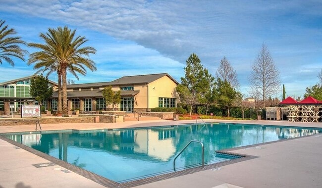 Building Photo - Spacious 3 Bedroom Condo for Rent in Linco...