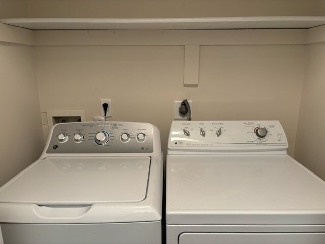 Modern washer and dryer - 3913 Whooping Crane Cir