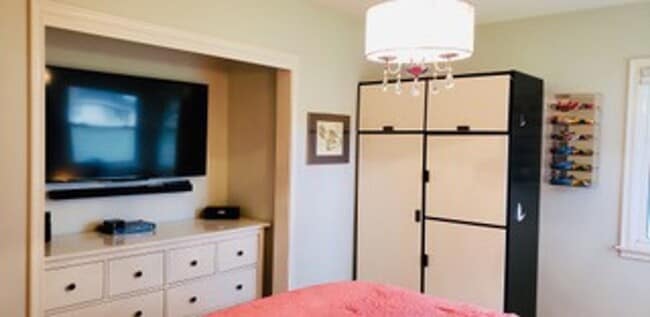 Building Photo - Stunning 4 bedroom rambler in beautiful Ro...