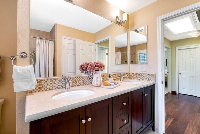 Building Photo - 8 Racquet Ct