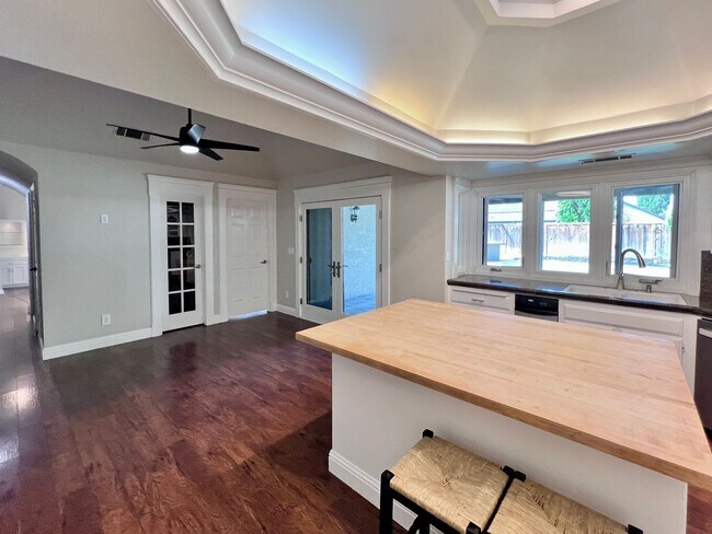 Building Photo - $3,700 Cole & Millbrook, 4 Bedroom House -...