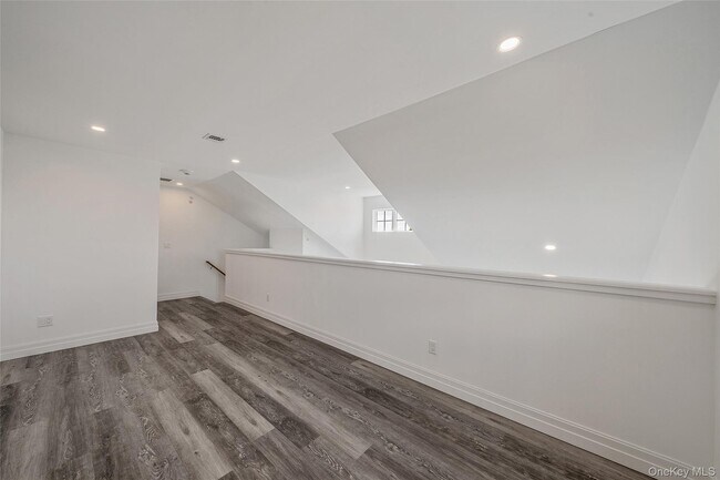 Building Photo - 725 Eastview Dr