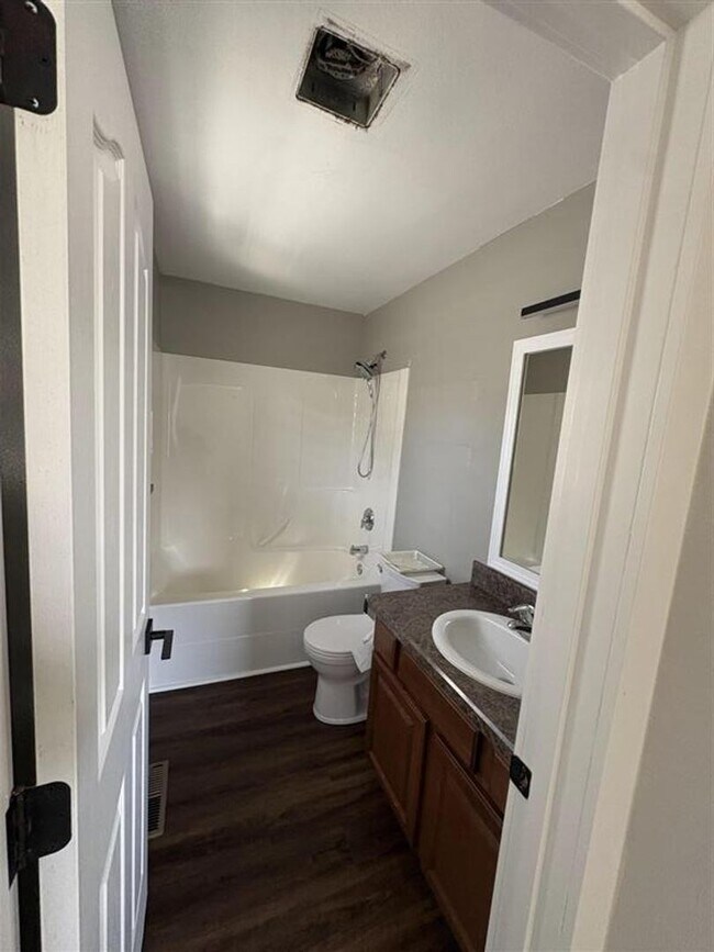 Building Photo - Beautiful 5 bedroom home