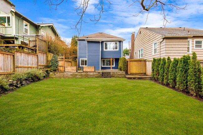 Building Photo - Remodeled Greenlake Charmer