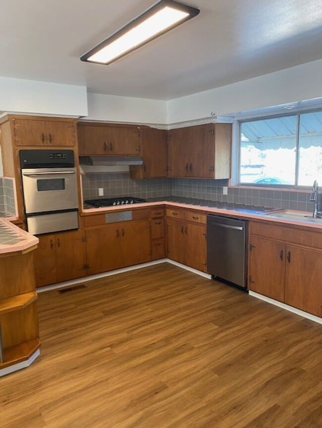 Building Photo - Spacious Home in West Redding!  Close to M...