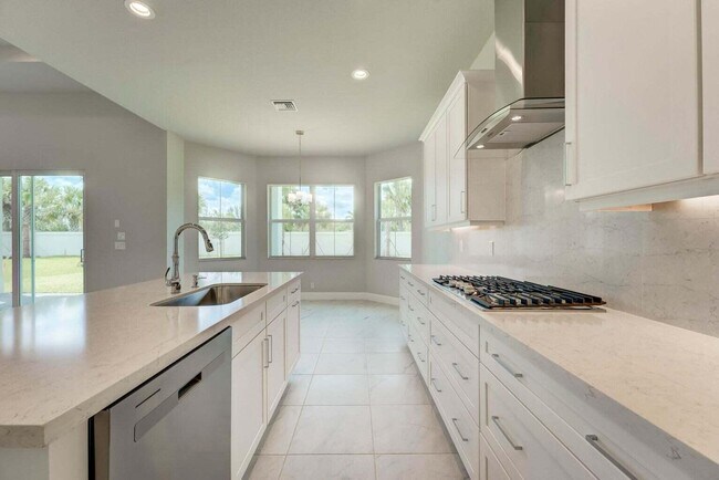 Building Photo - 9296 Crestview Cir