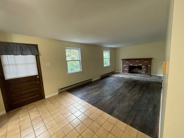 Building Photo - 264 Lutz Rd