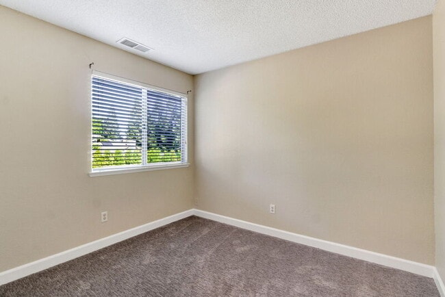 Building Photo - 6733 N Warren Ave