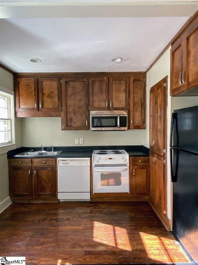 Building Photo - 600 University Ridge