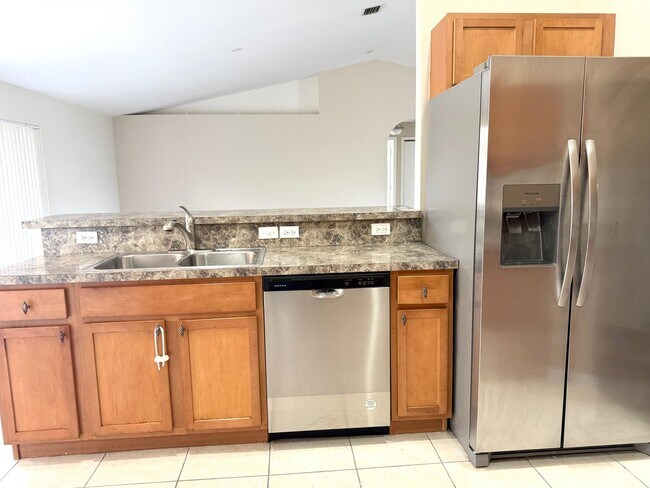 Building Photo - 549 SW Prater Ave