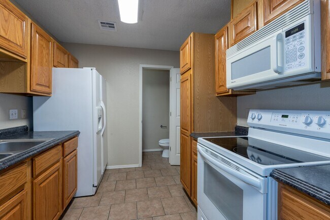 Building Photo - Beautiful  3 Bedroom, 2.5 Bath Condo in Canterbury!