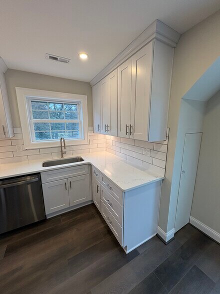 Building Photo - 3600 Moss Side Ave