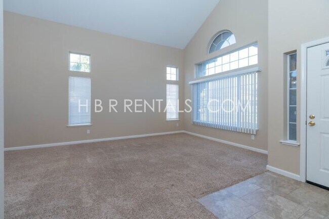 Building Photo - Move in Ready Beautiful 4 Bed Home in Tracy - Full Bed/Bath on 1st floor