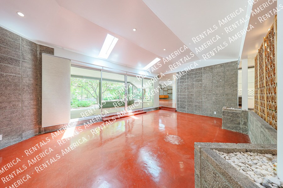 Building Photo - 3237 E Meadowbrook Ave