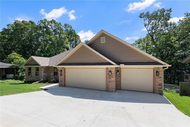 Building Photo - 17 Hollow Way Dr