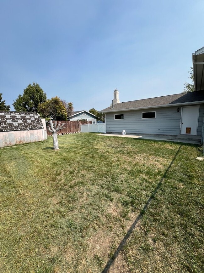 Building Photo - 4090 Bobcat Dr
