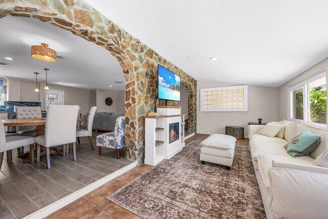 Building Photo - 128 Martin St