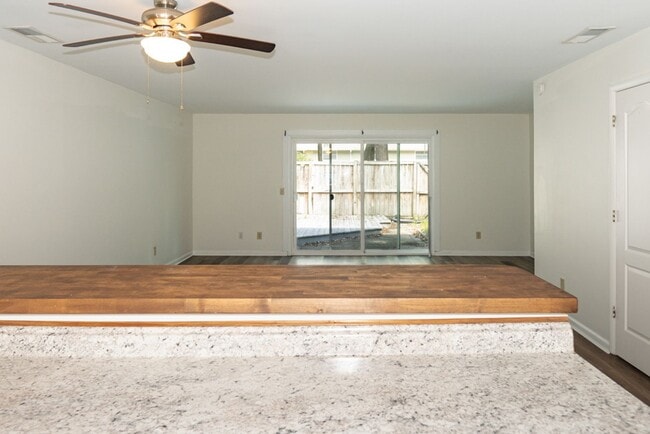 Building Photo - Spacious Two Bedroom Townhome