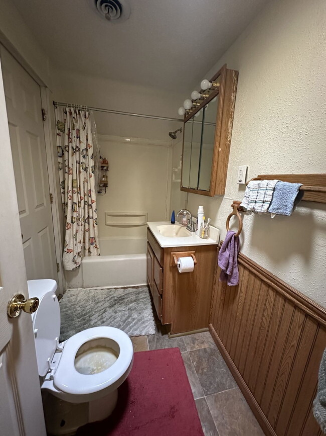 Building Photo - 3 Bedroom, 1 Bathroom Home with Off Street Parking & Central Air