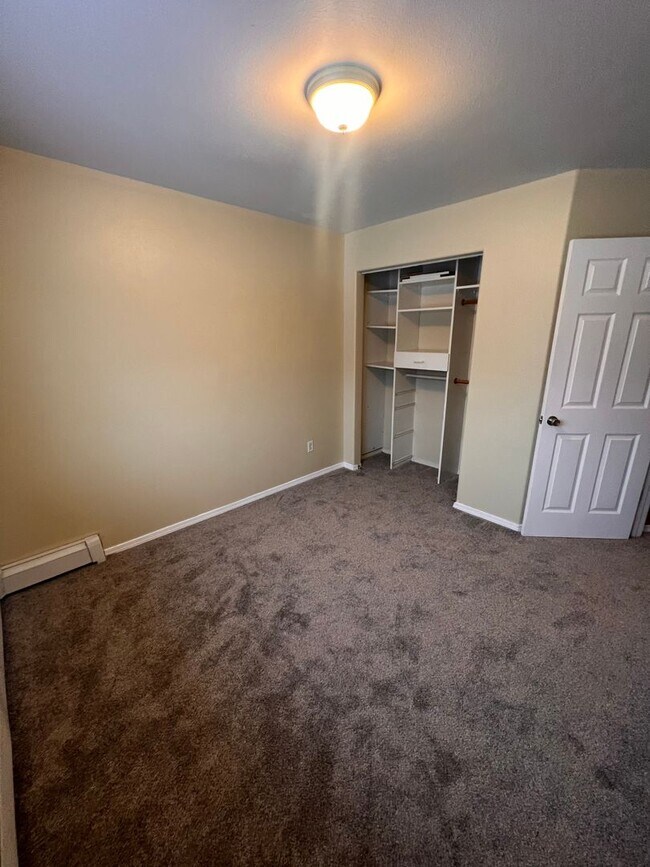 Building Photo - Beautiful 3 bedroom/2bath with spacious deck and backyard