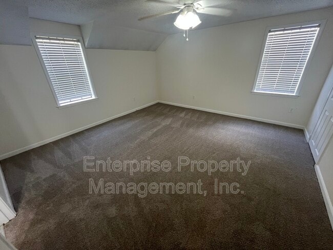 Building Photo - 9161 Gainsborough Dr