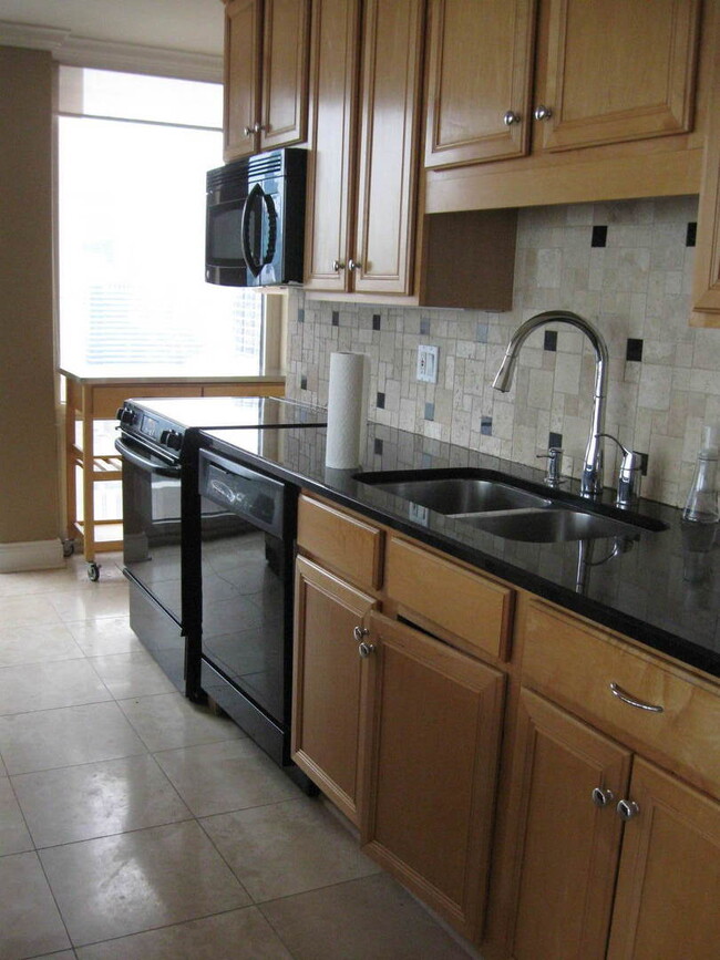 Building Photo - 111 E Chestnut St