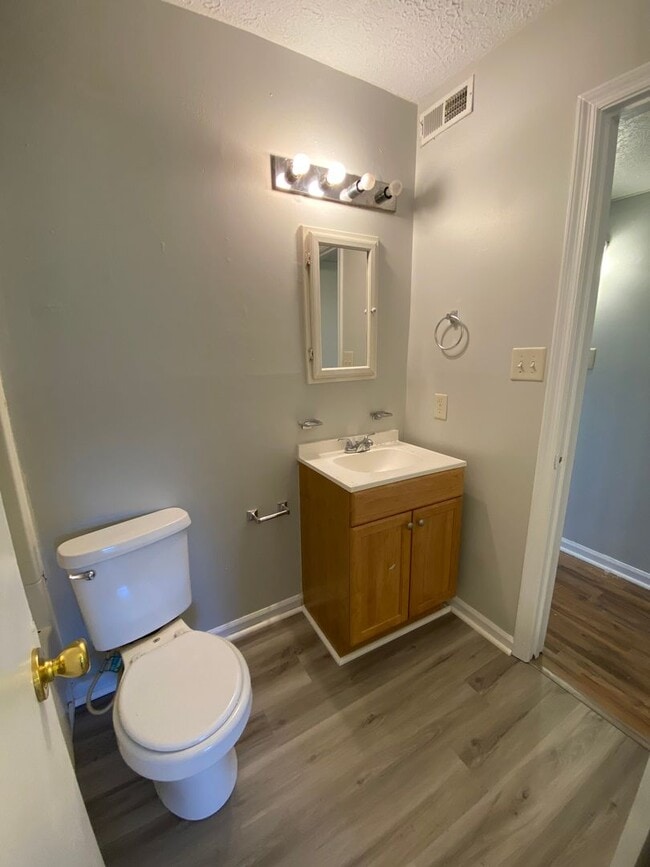 Building Photo - Two bedroom near Peaks View Park! Water, t...